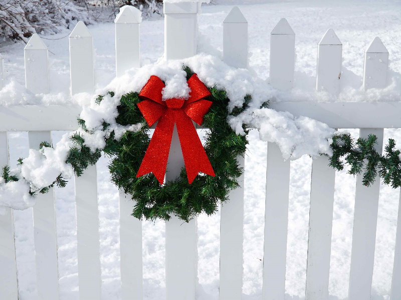 Photo of a Cincinnati Ohio vinyl fence in the winter